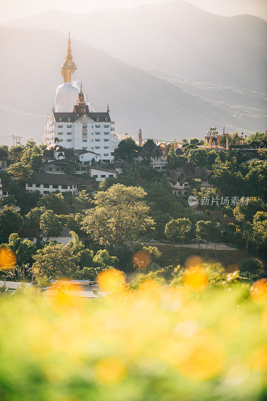 自然日落与佛像安装在Wat Prathat Phasornkaew Petchabun省泰国